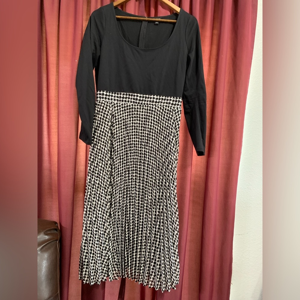 Ann Taylor size 6, black and white pleated lower, great shape - Picture 1 of 4